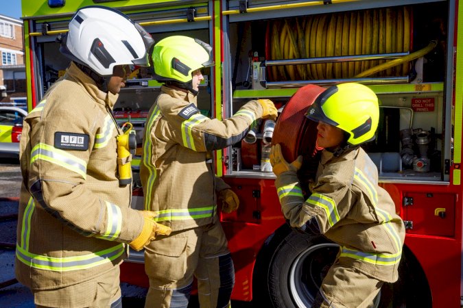 Em meio a onda de calor extremo, Bombeiros de Londres têm dia mais movimentado desde a 2ª Guerra