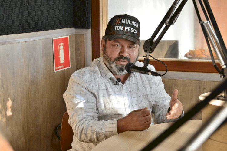 Carlos Bernardo concede entrevista para rádio em Paranhos