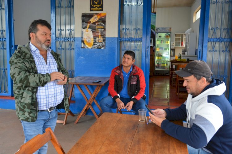 Carlos Bernardo faz corpo a corpo no comércio de Ponta Porã