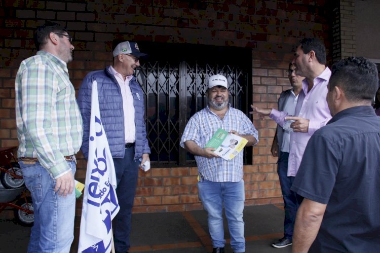 Carlos Bernardo realiza corpo a corpo nas ruas de Amambai e Coronel Sapucaia